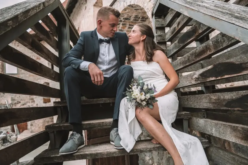 Poročni par na lesenem mostu