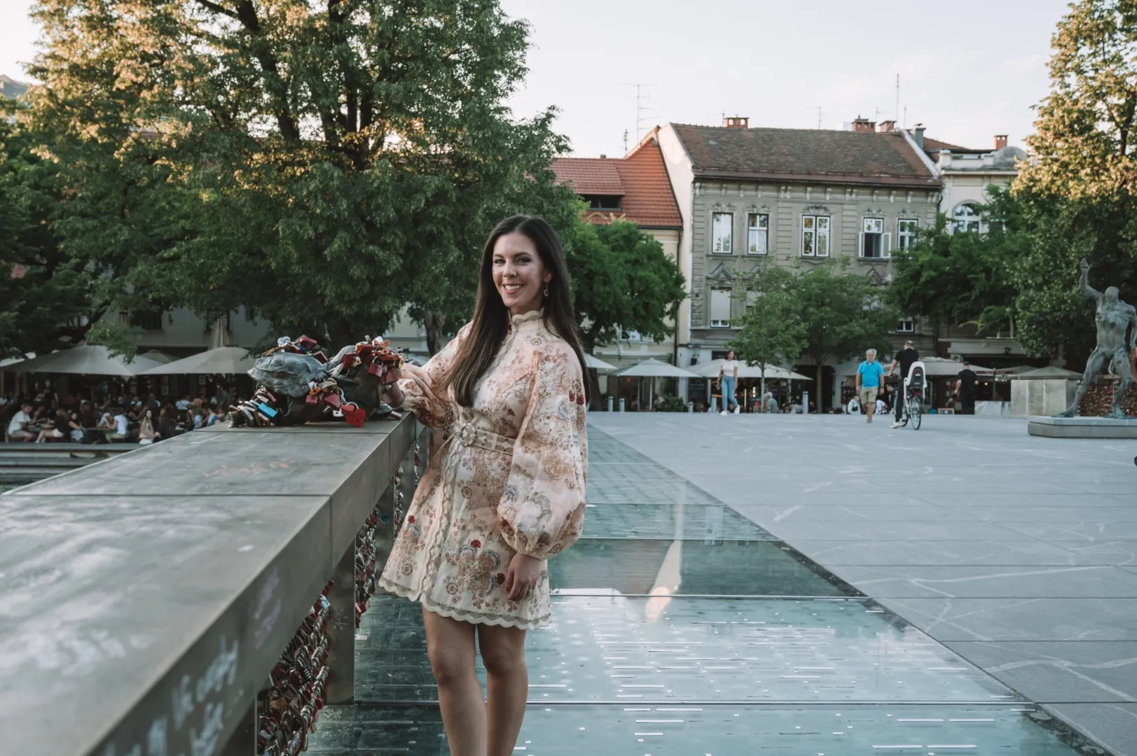 Dinamično fotografiranje na urbanih lokacijah, ki združuje modo in ulični utrip $lokacija{$sep}$org