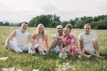 Družinsko fotografiranje Kranj – mehka svetloba, pristni izrazi in sproščena družinska energija.