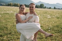 Družinsko fotografiranje Novo mesto – sproščeni družinski trenutki med sprehodom.