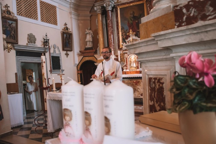 Fotografiranje krsta Ljubljana – nežni portreti in družinska bližina v cerkvi.