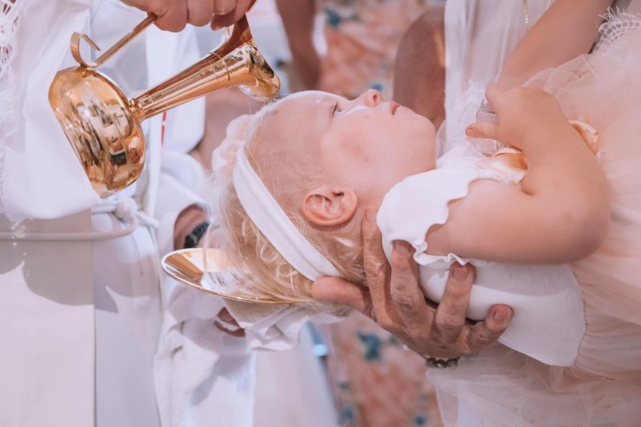 Fotografiranje krsta Ljubljana – nežni trenutki ob svetem obredu, ujeti v naravni svetlobi.