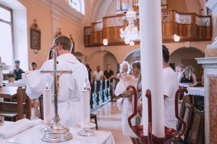 Fotografiranje krsta Novo mesto – ujeti iskreni trenutki in družinska toplina ob obredu.