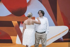 Lifestyle poročno fotografiranje Kranj – sproščeni prizori para v naravni svetlobi.