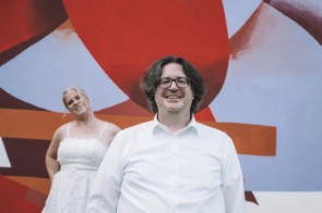 Lifestyle poročno fotografiranje Ljubljana – pristni, nežni in naravni prizori para.