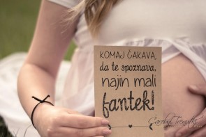 Nosečniško fotografiranje Kranj – sproščeni portreti v naravi.