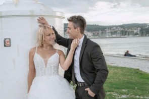 Poročni fotograf Koper – poročni portreti ob obali in mestnih ulicah.