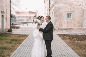 Poročni fotograf Kranj – naravna svetloba, pristna čustva in moderni portreti para.