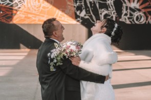 Poročni fotograf Novo mesto – sproščeni dokumentarni trenutki in nežna svetloba.