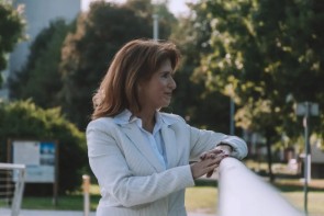 Poslovno fotografiranje Kranj – čisti profesionalni portreti z naravno svetlobo.