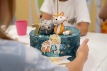 Rojstnodnevno fotografiranje Kranj – pristni trenutki praznovanja in topla družinska atmosfera.