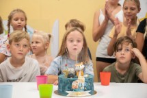 Rojstnodnevno fotografiranje Ljubljana – iskreni nasmehi, sproščena energija in pristni trenutki praznovanja.