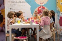 Rojstnodnevno fotografiranje Ljubljana – sproščeno praznovanje in pristni trenutki v naravni svetlobi.